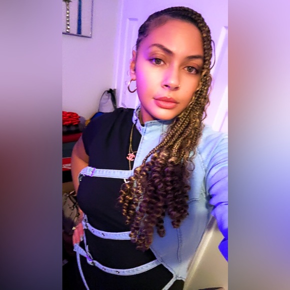 Meet your Posher, Nicole - Picture 3 of 6